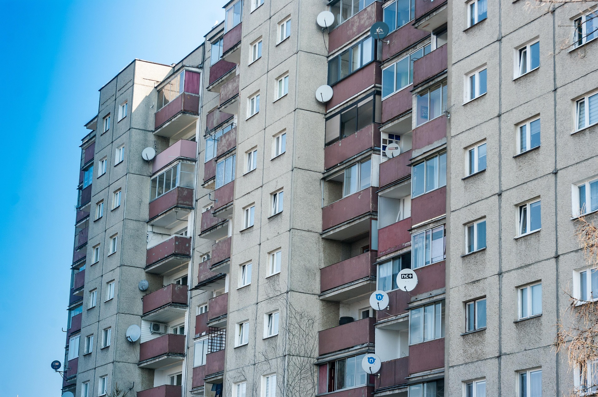 Večstanovanjska stavba in sosedski odnosi